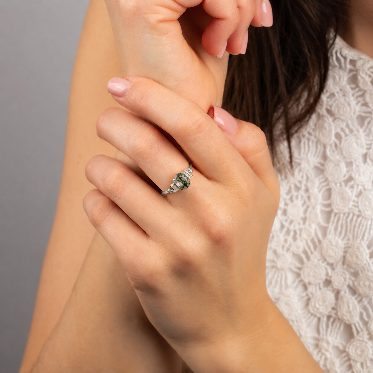 Zarter Verlobungsring aus 18 Karat Roségold mit gedrehten Diamanten