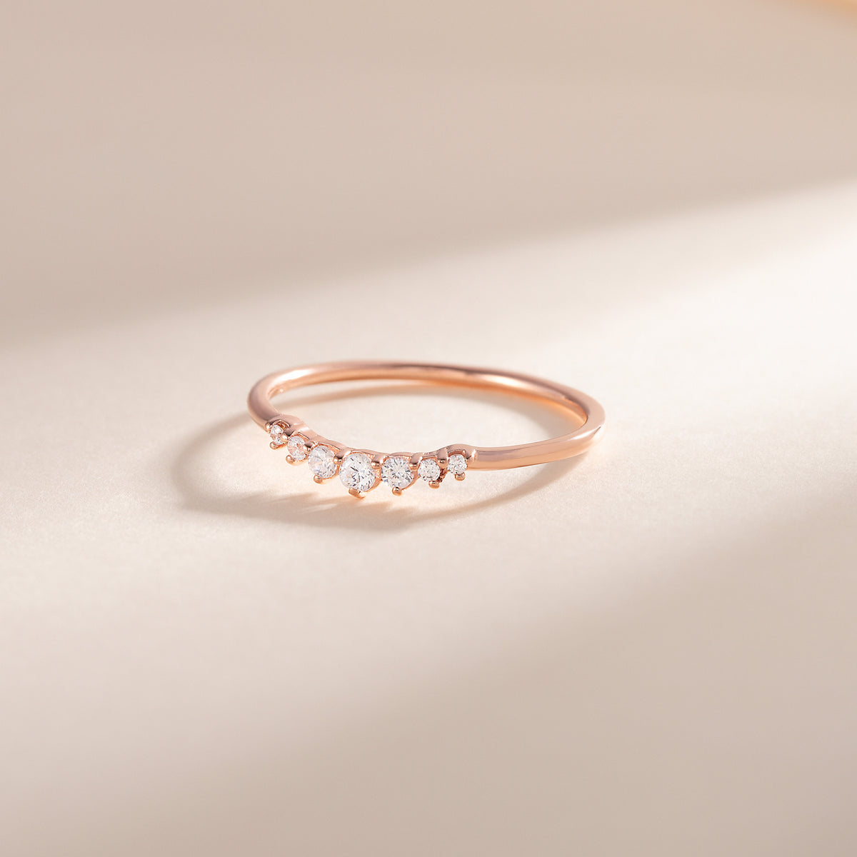 Zarter Verlobungsring aus 18 Karat Roségold mit gedrehten Diamanten
