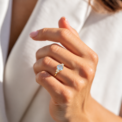 Zarter Verlobungsring aus 18 Karat Roségold mit gedrehten Diamanten