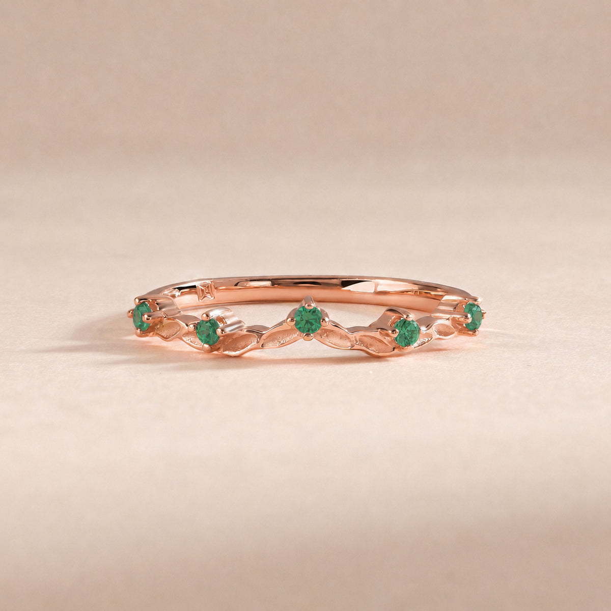 Zarter Verlobungsring aus 18 Karat Roségold mit gedrehten Diamanten