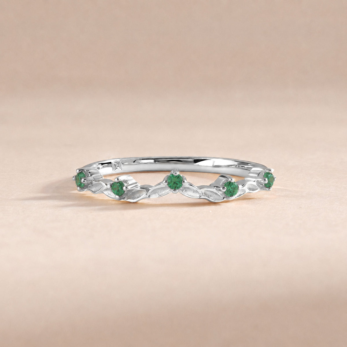 Zarter Verlobungsring aus 18 Karat Roségold mit gedrehten Diamanten