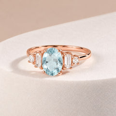 Zarter Verlobungsring aus 18 Karat Roségold mit gedrehten Diamanten