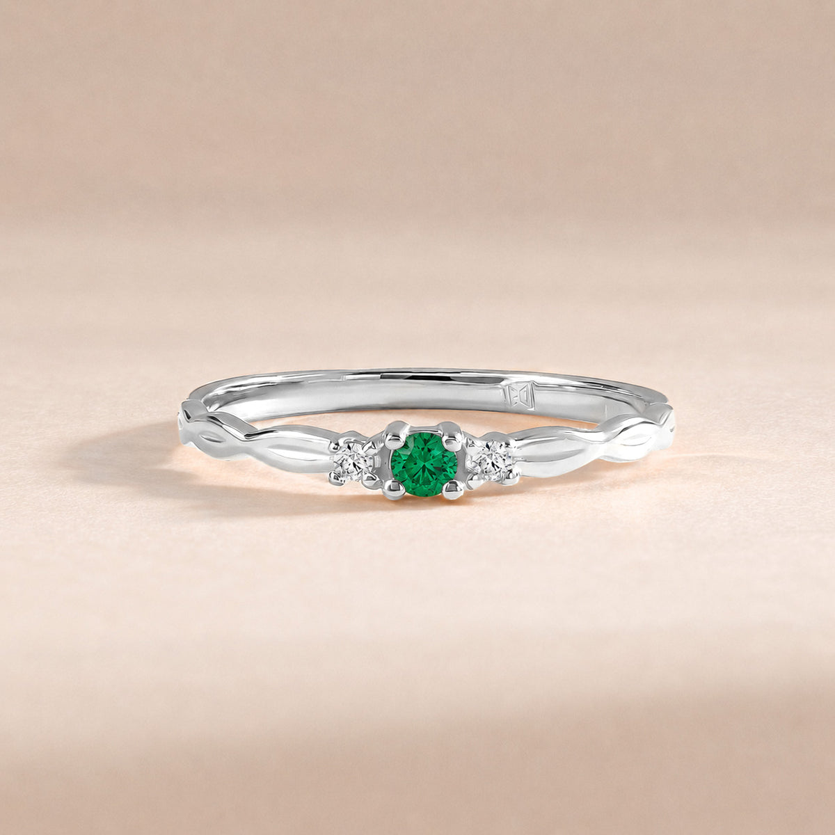Zarter Verlobungsring aus 18 Karat Roségold mit gedrehten Diamanten
