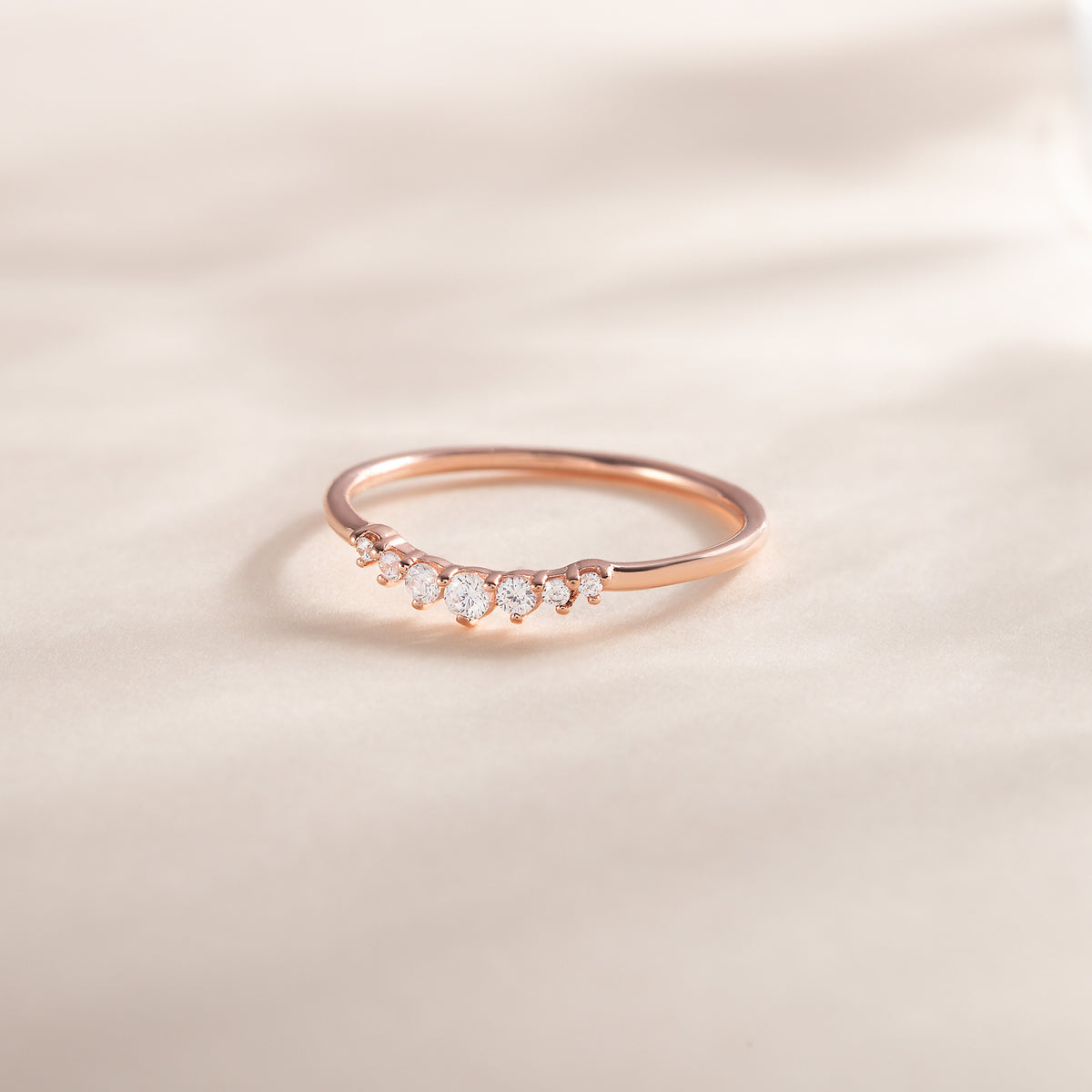 Zarter Verlobungsring aus 18 Karat Roségold mit gedrehten Diamanten