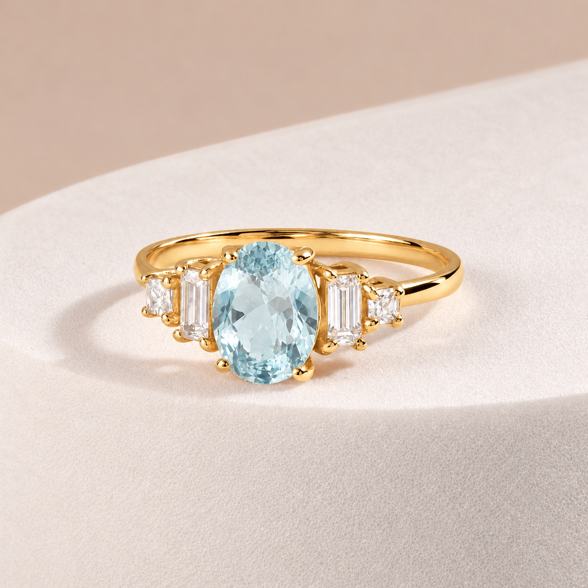 Zarter Verlobungsring aus 18 Karat Roségold mit gedrehten Diamanten