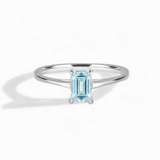 Zarter Verlobungsring aus 18 Karat Roségold mit gedrehten Diamanten