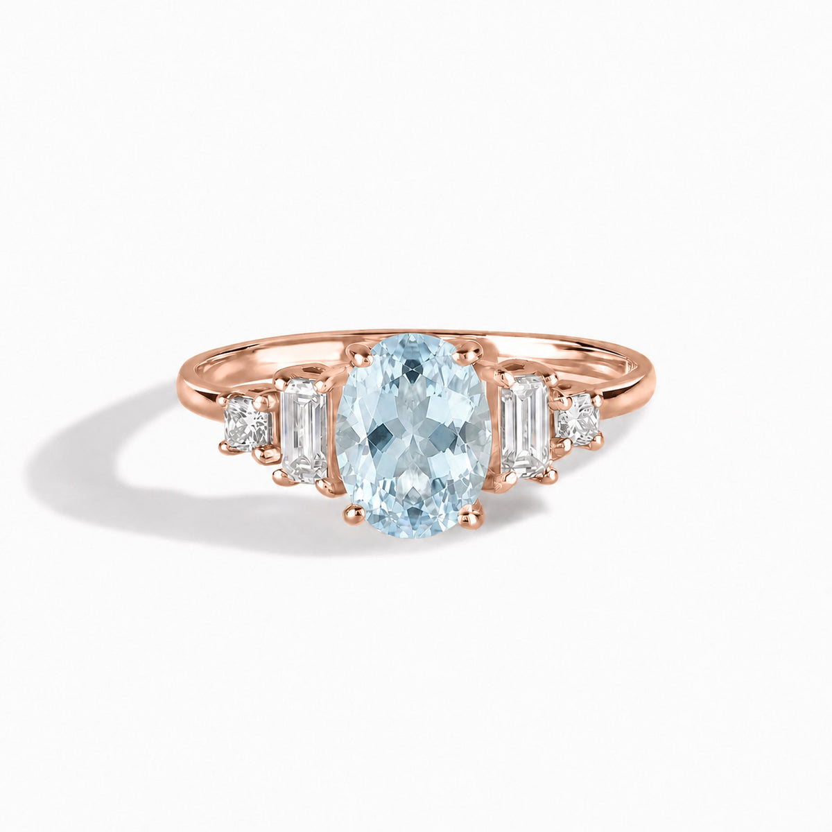 Zarter Verlobungsring aus 18 Karat Roségold mit gedrehten Diamanten