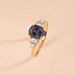 Zarter Verlobungsring aus 18 Karat Roségold mit gedrehten Diamanten