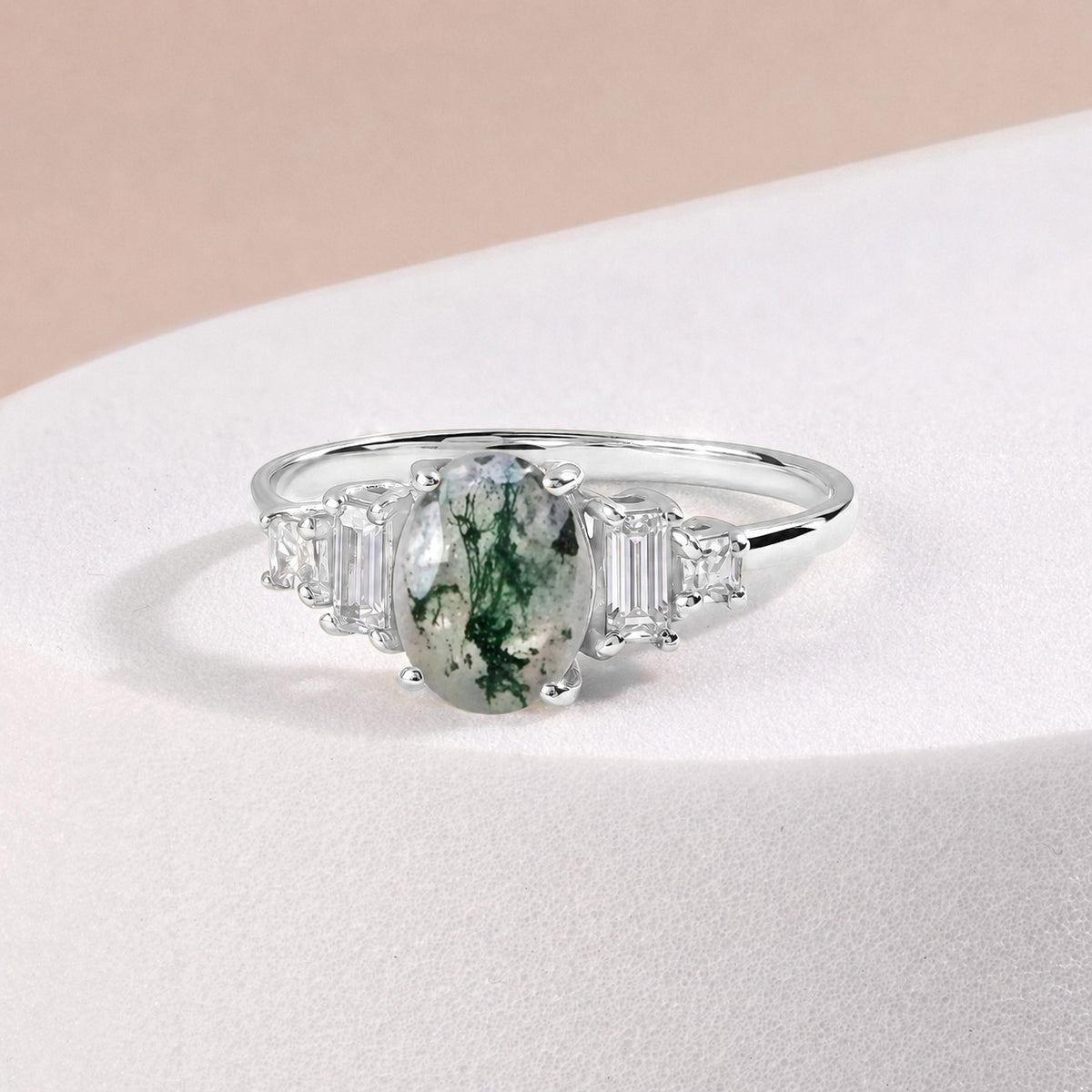 Zarter Verlobungsring aus 18 Karat Roségold mit gedrehten Diamanten