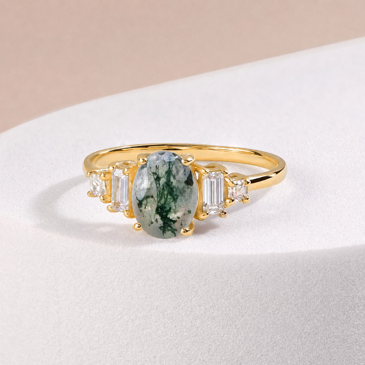 Zarter Verlobungsring aus 18 Karat Roségold mit gedrehten Diamanten