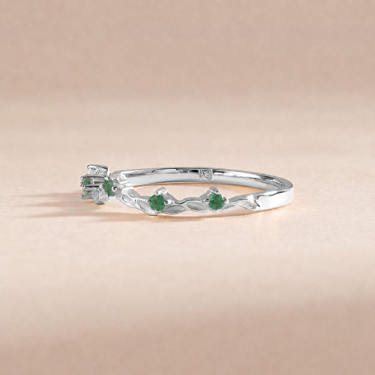 Zarter Verlobungsring aus 18 Karat Roségold mit gedrehten Diamanten