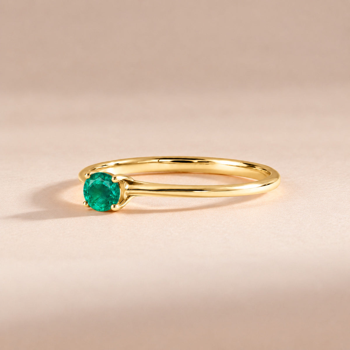 Zarter Verlobungsring aus 18 Karat Roségold mit gedrehten Diamanten