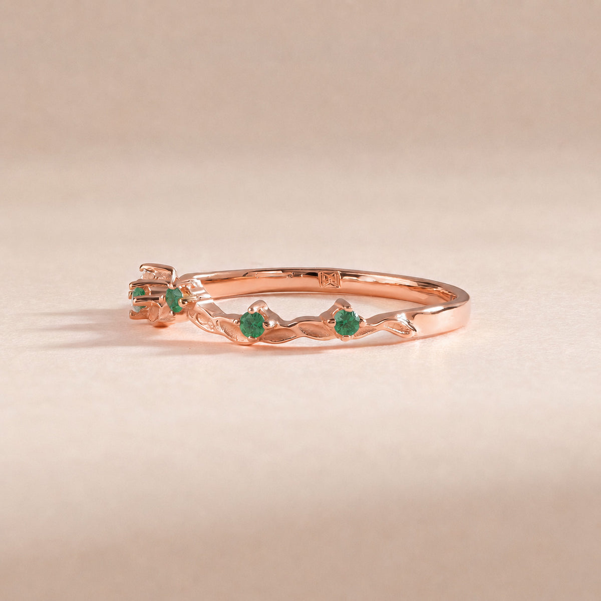 Zarter Verlobungsring aus 18 Karat Roségold mit gedrehten Diamanten