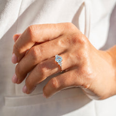 Zarter Verlobungsring aus 18 Karat Roségold mit gedrehten Diamanten