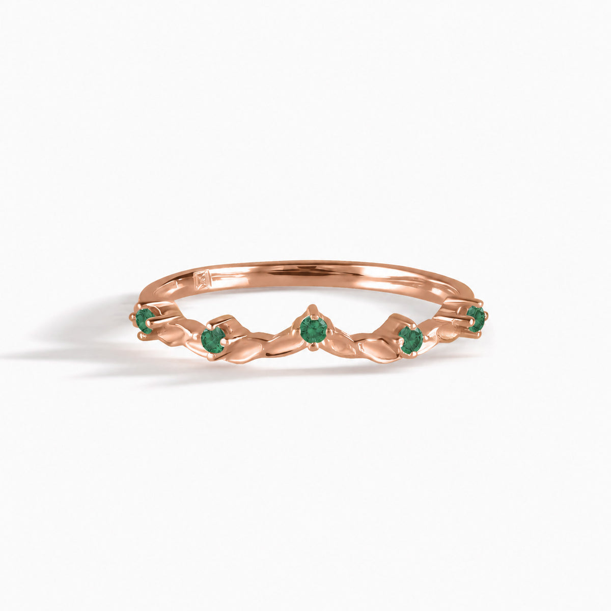 Zarter Verlobungsring aus 18 Karat Roségold mit gedrehten Diamanten