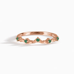 Zarter Verlobungsring aus 18 Karat Roségold mit gedrehten Diamanten