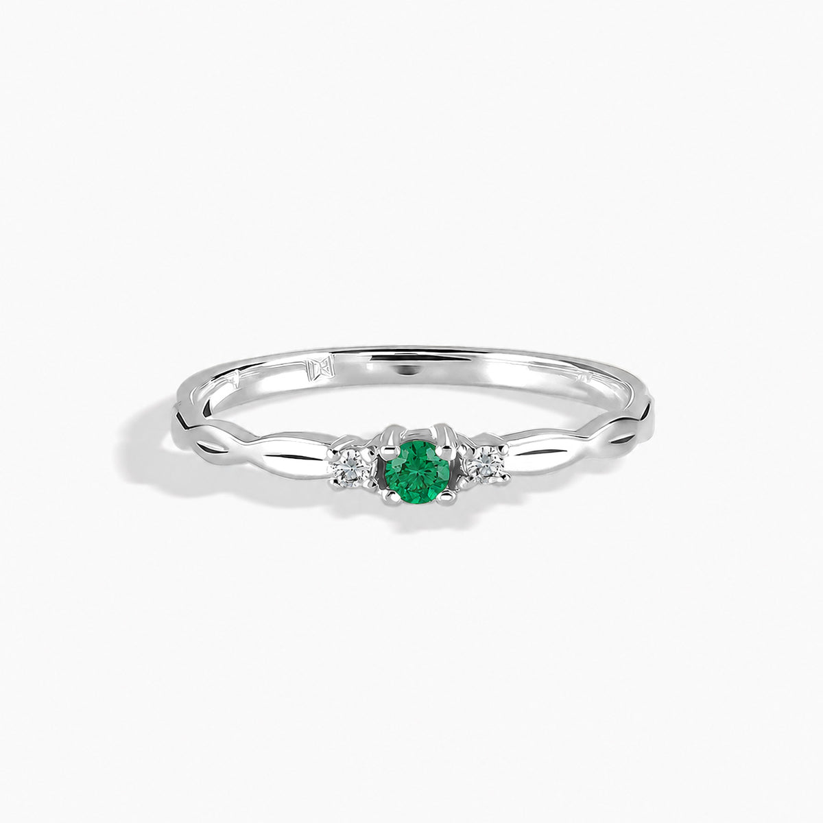 Zarter Verlobungsring aus 18 Karat Roségold mit gedrehten Diamanten