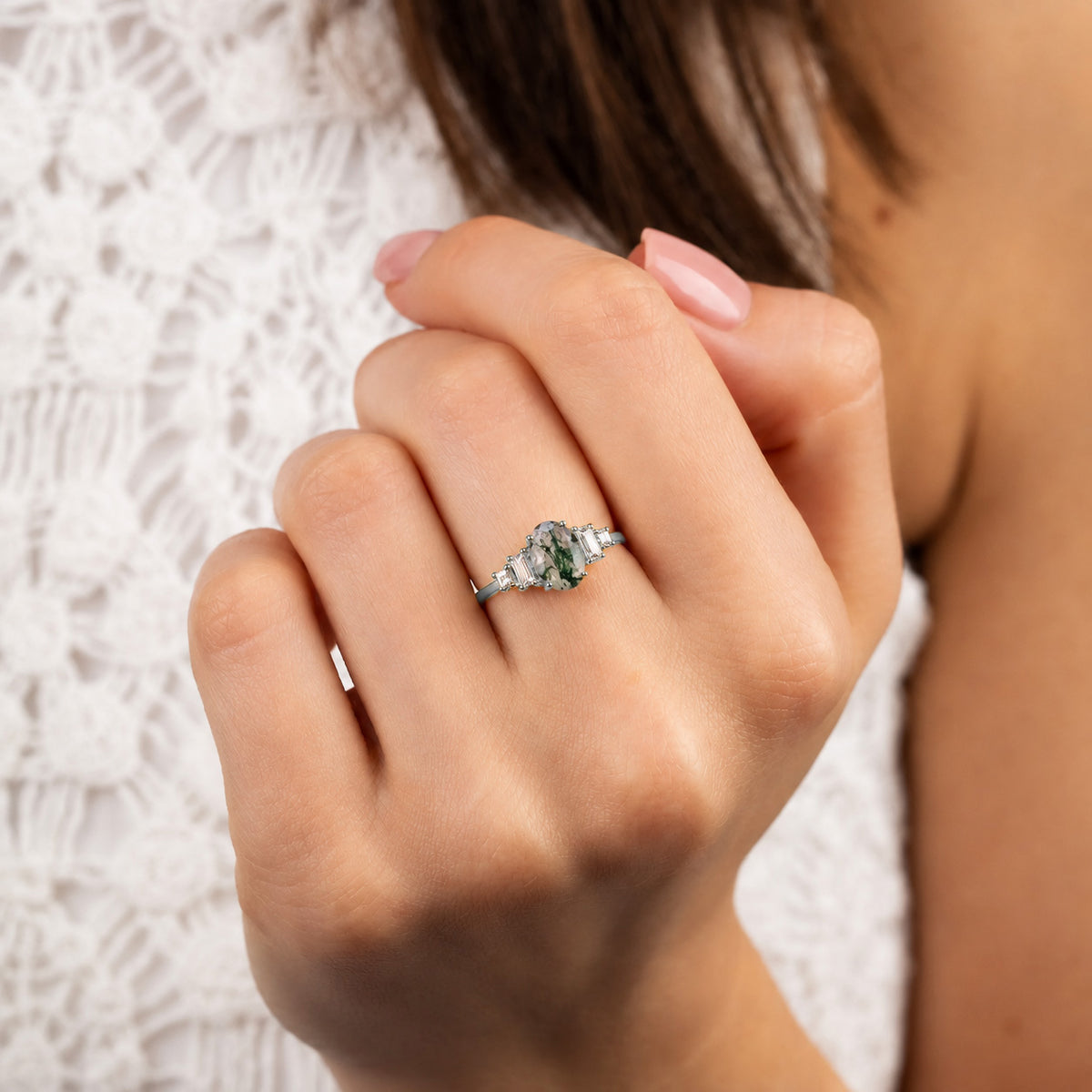 Zarter Verlobungsring aus 18 Karat Roségold mit gedrehten Diamanten
