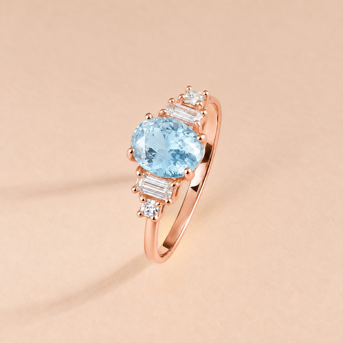 Zarter Verlobungsring aus 18 Karat Roségold mit gedrehten Diamanten