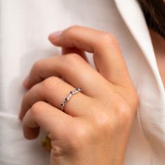 Aveline White Gold Blue Sapphire Leaf Band