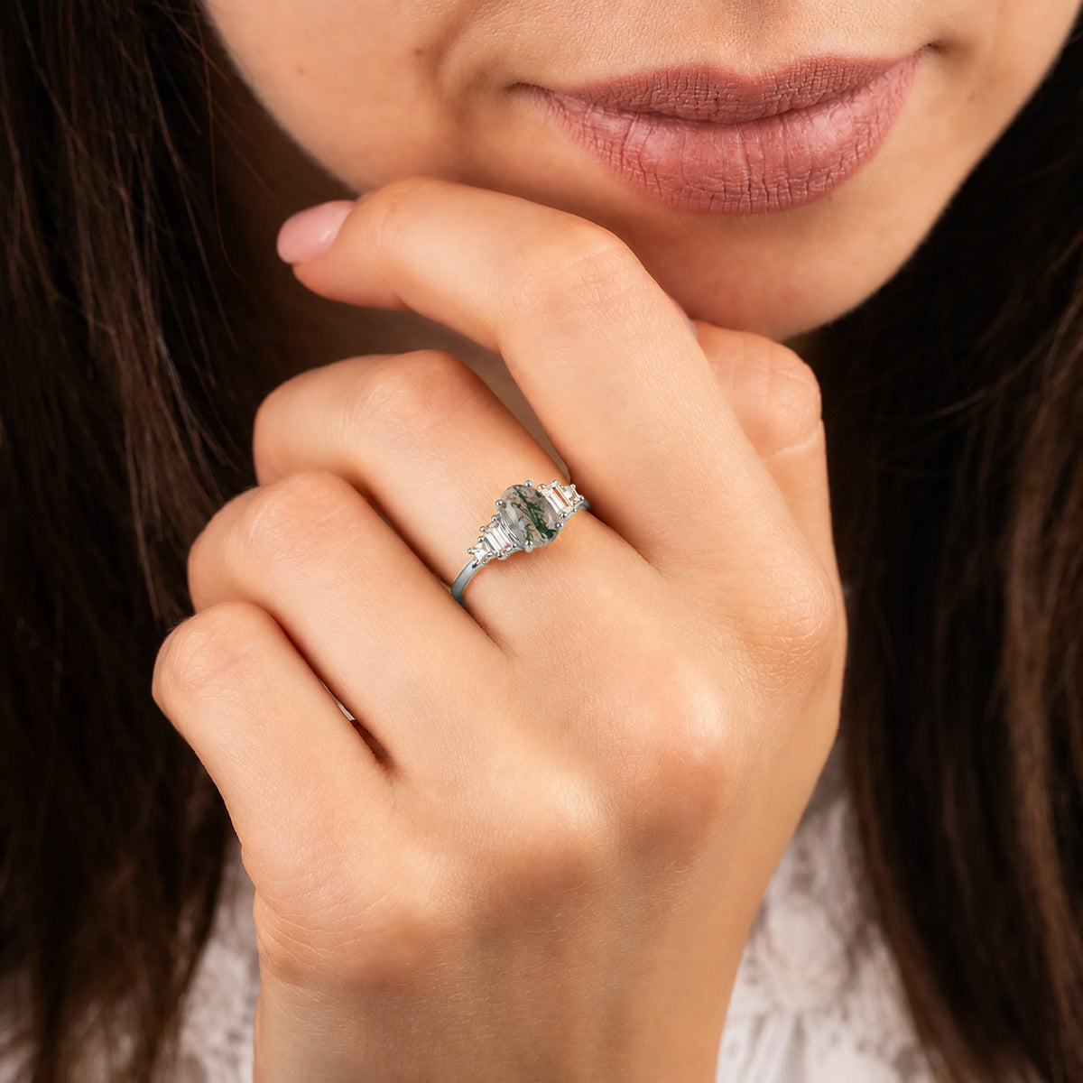 Zarter Verlobungsring aus 18 Karat Roségold mit gedrehten Diamanten