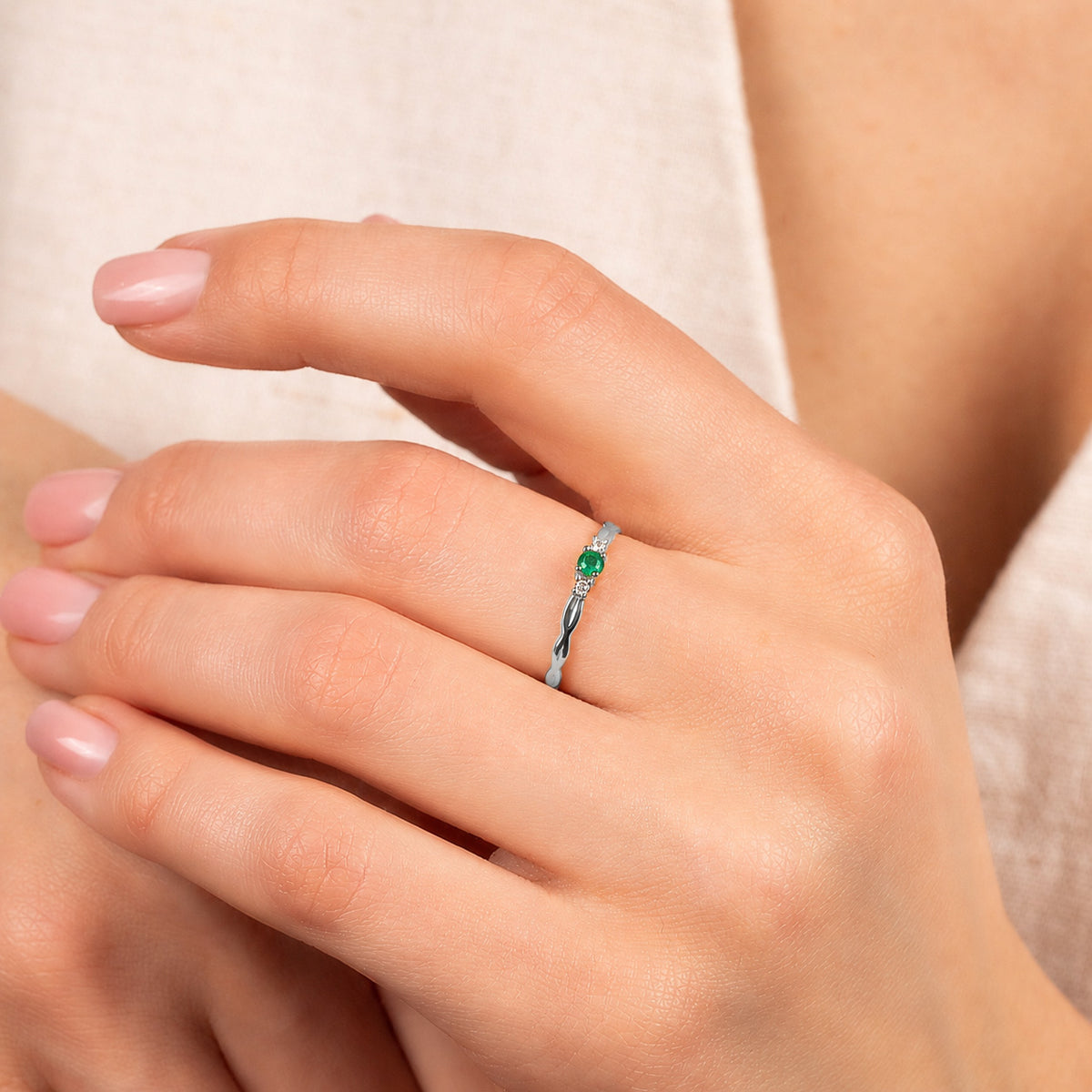 Zarter Verlobungsring aus 18 Karat Roségold mit gedrehten Diamanten